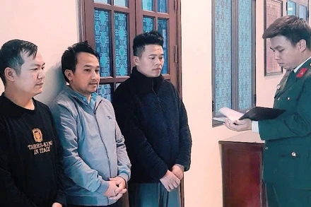 Từ trái qua phải là các đối tượng: Chu Anh Quân, Lê Minh Thành, Tạ Nguyên Ngọc tại cơ quan Công an tỉnh Nam Định. (Ảnh: Công an tỉnh cung cấp)