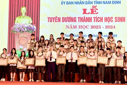 Tỉnh Nam Định khen thưởng các học sinh giỏi, năm học 2023-2024. (Ảnh: XUÂN TRƯỜNG).