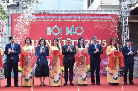 Các đại biểu thực hiện nghi thức cắt băng khai mạc Hội báo Xuân Ất Tỵ năm 2025 tỉnh Nam Định. (Ảnh: XUÂN TRƯỜNG)