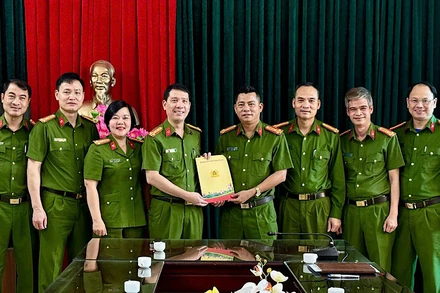 Đại tá Phan Văn Lý, Phó Giám đốc Công an tỉnh Nam Định thưởng nóng cho cán bộ, chiến sĩ Phòng Cảnh sát Điều tra tội phạm về ma túy Công an Nam Định.