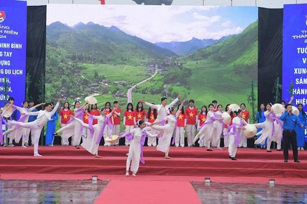 Chương trình văn nghệ sôi động của tuổi trẻ Ninh Bình tại Lễ khởi động Tháng Thanh niên năm 2024. Ảnh: NGỌC HÀ
