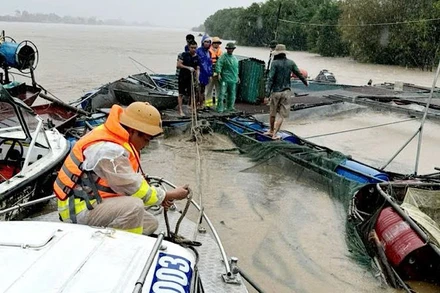 Tổ công tác Cảnh sát giao thông đường thủy, thuộc Phòng Cảnh sát giao thông Công an tỉnh Nam Định tiếp cận, cứu giúp gia đình 3 người trên bè cá trôi dạt trên sông Hồng.