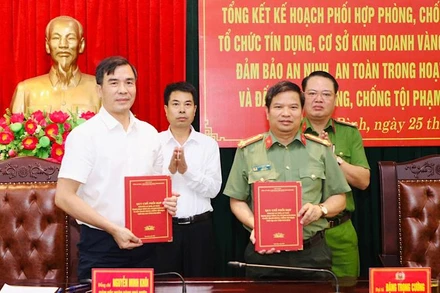 Lãnh đạo Công an tỉnh, Ngân hàng nhà nước Việt Nam chi nhánh tỉnh Ninh Bình ký kết phối hợp, bảo đảm an ninh, an toàn hoạt động ngân hàng. (Ảnh: ĐỨC LAM)