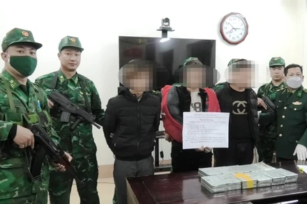 Các đối tượng bị Bộ đội Biên phòng bắt giữ tại Lào Cai. ( Ảnh: TRUNG DŨNG)