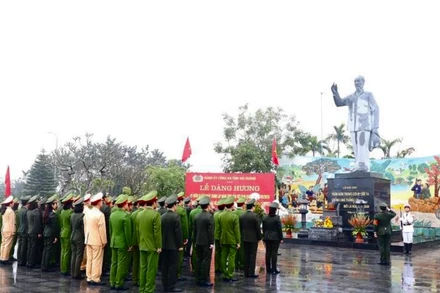 Đảng bộ Công an tỉnh Hải Dương dâng hương trước anh linh Chủ tịch Hồ Chí Minh.