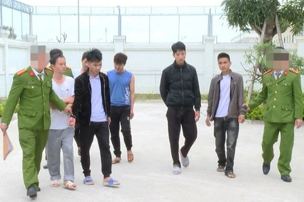 Công an áp giải nhóm đối tượng buôn, bán ma túy.