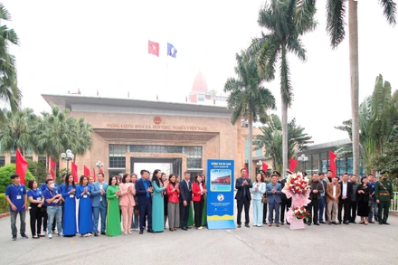 Các đại biểu khai trương hệ thống wifi miễn phí công cộng và quét mã QR tại khu du lịch Sa Vỹ, Móng Cái.