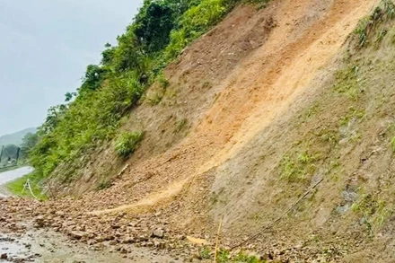 Đường tỉnh 163 bị sạt lở, gây ách tắc giao thông. (Ảnh: THANH SƠN)