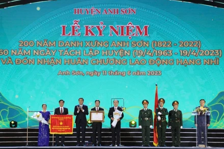 Thừa ủy quyền của Chủ tịch nước, đồng chí Hoàng Nghĩa Hiếu, Phó Bí thư Tỉnh ủy Nghệ An tặng Huân chương Lao động hạng Nhì cho Đảng bộ, chính quyền và nhân dân huyện Anh Sơn.