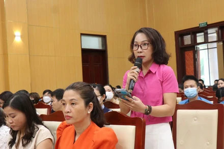 Cử tri phát biểu ý kiến tại hội nghị.
