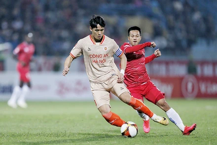 Thi đấu đầy bản lĩnh trong mầu áo Công an Hà Nội. Ảnh | MINH TÚ