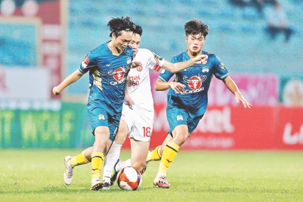 HAGL (áo xanh) phải đua trụ hạng sau giai đoạn 1 V.League 2023. Ảnh: Hiền Nguyễn