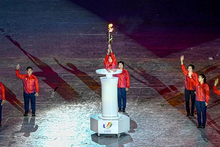 Thắp đuốc khai mạc SEA Games 31 tại Việt Nam. (Ảnh: Hoàng Quý)