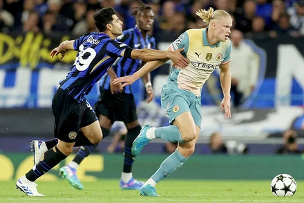 Haaland (phải) là một trong những tiền đạo hay nhất hiện tại. (Ảnh: Reuters)