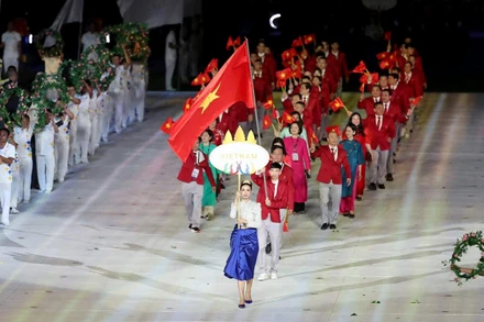 Đoàn thể thao Việt Nam diễu hành tại lễ khai mạc SEA Games 32. (Ảnh Hoàng Phạm)