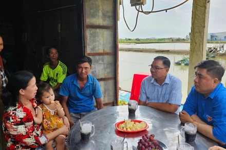 Cán bộ địa phương, đoàn thanh niên lắng nghe tâm tư, nguyện vọng của người dân.