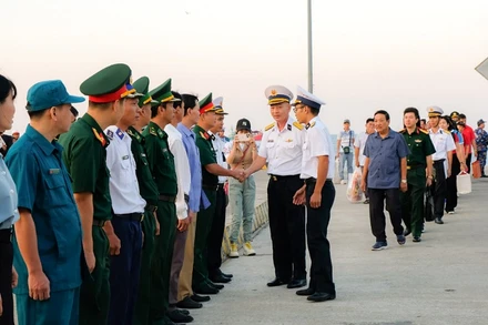 Chính quyền địa phương và các lực lượng đóng quân trên đảo Thổ Chu đón đoàn công tác.