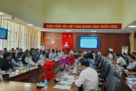 Đại biểu trình bày tham luận tại Hội thảo.