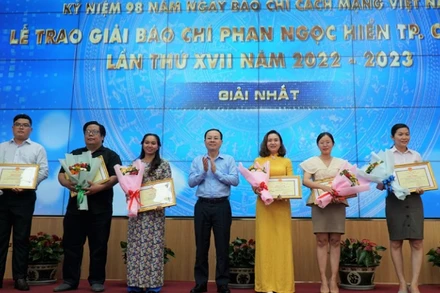 Bí thư Thành ủy Cần Thơ Nguyễn Văn Hiếu trao giải cho các cá nhân đoạt Giải nhất.