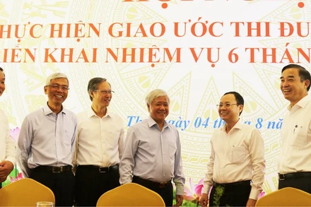 Các đại biểu trao đổi bên lề hội nghị.