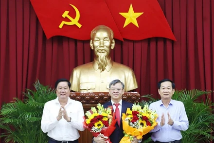 Lãnh đạo Thành ủy Cần Thơ chúc mừng đồng chí Trương Cảnh Tuyên.