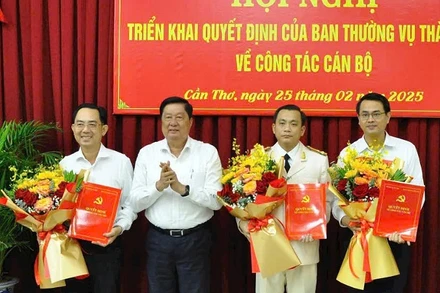 Lãnh đạo thành phố trao quyết định cho các đồng chí nhận nhiệm vụ mới.