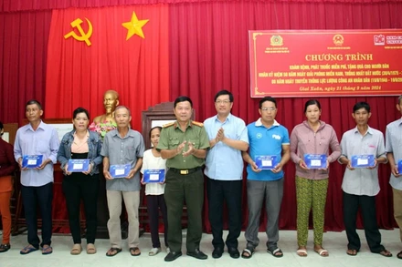 Lãnh đạo Phòng An ninh chính trị nội bộ Công an thành phố Cần Thơ tặng quà các gia đình.