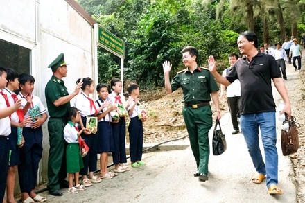 Thầy và trò lớp học tình thương trên đảo Hòn Chuối đón Đoàn đại biểu.