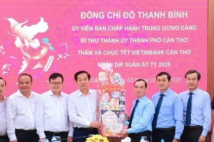 Lãnh đạo Thành ủy Cần Thơ gửi quà mừng năm mới đến Vietinbank, chi nhánh Cần Thơ.