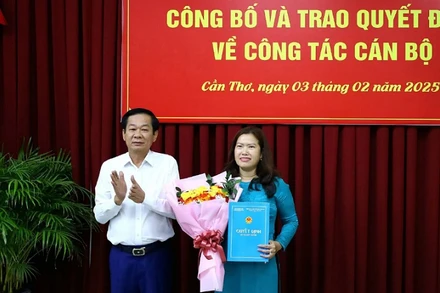 Lãnh đạo Thành ủy Cần Thơ trao quyết định cho bà Nguyễn Thị Ngọc Điệp.