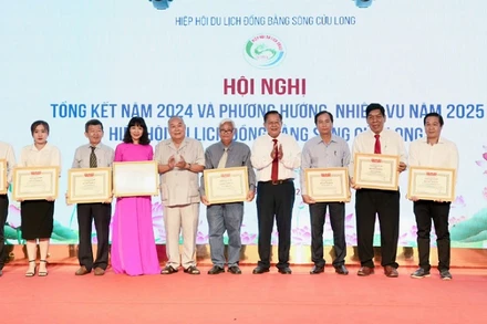 Các cá nhân, tập thể được Hiệp hội Du lịch Việt Nam tặng bằng khen.