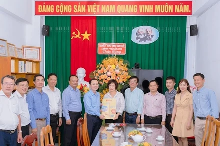 Bí thư Thành ủy Cần Thơ Nguyễn Văn Hiếu và các đại biểu thăm, chúc mừng cán bộ, phóng viên Báo Nhân Dân.