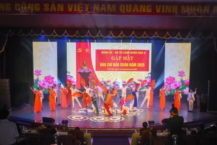 Chương trình văn nghệ tại buổi gặp mặt.