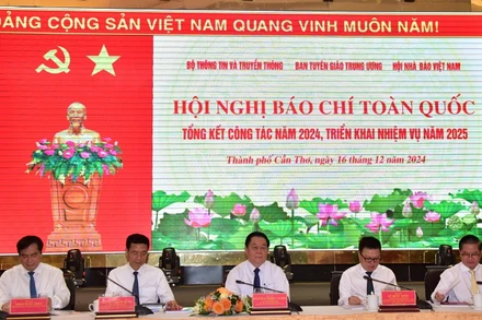 Các đồng chí chủ trì hội nghị và lãnh đạo thành phố Cần Thơ.