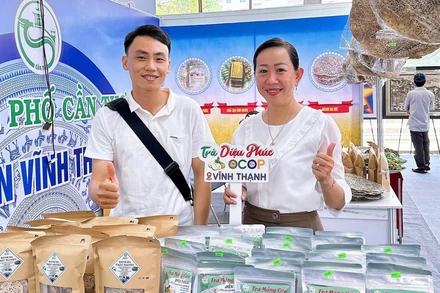 Anh Trương Văn Pháp giới thiệu sản phẩm của mình tại một hội chợ. 