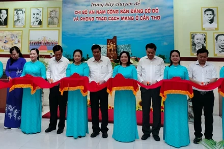 Các đại biểu cắt băng mở cửa triển lãm.