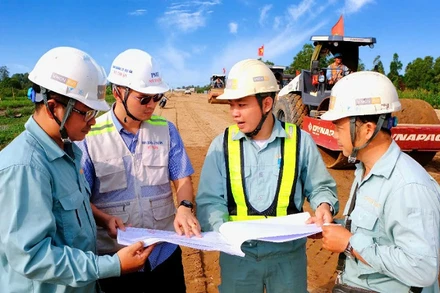 Các kỹ sư trao đổi công việc ngay trên công trường.