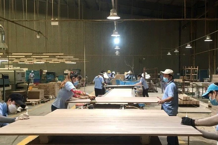 Sản xuất đồ gỗ xuất khẩu tại Công ty cổ phần gỗ Minh Dương (Bình Dương).