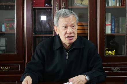 Học giả Lăng Đức Quyền trả lời phỏng vấn của phóng viên Báo Nhân Dân thường trú tại Trung Quốc.