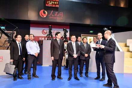 Đoàn đại biểu Báo Nhân Dân tham quan Nhân dân nhật báo điện tử.