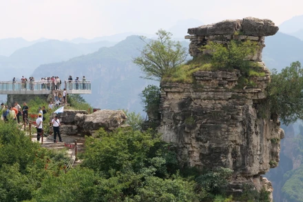 Đài quan sát - nơi du khách ngắm nhìn toàn cảnh Thông Thiên Hiệp.