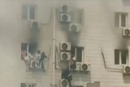 Hình ảnh người dân thoát hiểm khi đám cháy bùng phát. (Ảnh: nbd.com.cn)