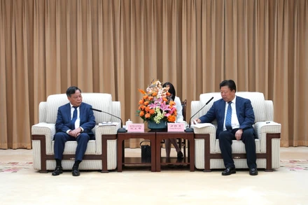 Đồng chí Nguyễn Văn Phong, Phó Bí thư Thành ủy Hà Nội và đồng chí Phương Hồng Vệ, Ủy viên Ban Thường vụ Tỉnh ủy Thiểm Tây, Bí thư Thành ủy Tây An.