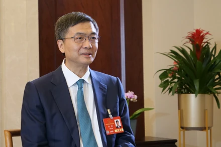 Bí thư Đảng ủy Khu tự trị dân tộc Choang Quảng Tây (Trung Quốc) Trần Cương trả lời phỏng vấn của phóng viên Báo Nhân Dân thường trú tại Trung Quốc.