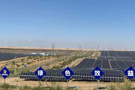 Dự án điện mặt trời ở thành phố Ordos, khu tự trị Nội Mông, Trung Quốc. (Ảnh: HỮU HƯNG)