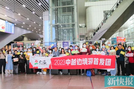 Đoàn du khách Trung Quốc đầu tiên khởi hành đến Việt Nam sau dịch Covid-19. (Ảnh: Xinkuaibao)