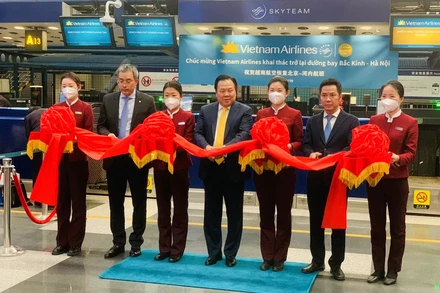 Các đại biểu cắt băng chúc mừng đường bay Bắc Kinh-Hà Nội khai thác trở lại. (Ảnh: Thái Bình)