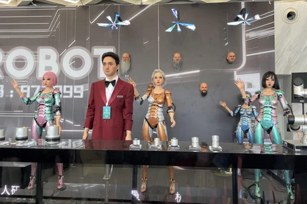 Những robot có tạo hình như người thật được trưng bày tại WRC 2023. (Ảnh: HỮU HƯNG)