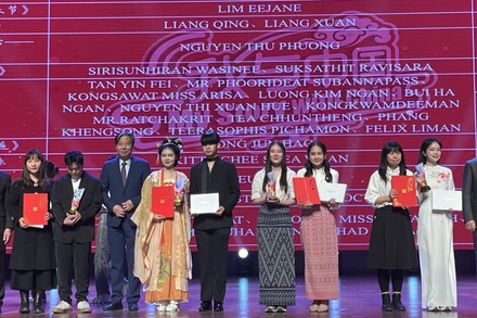 Du học sinh và sinh viên các nước Đông Nam Á được trao giải tại cuộc thi.