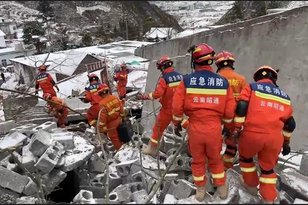 Lực lượng chức năng đang tìm kiếm, cứu hộ. (Ảnh: people.com.cn)